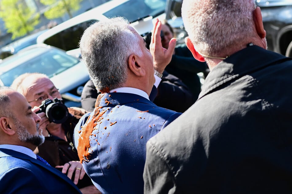 Reza Pahlavi wurde im Nacken von einer Tomate getroffen.