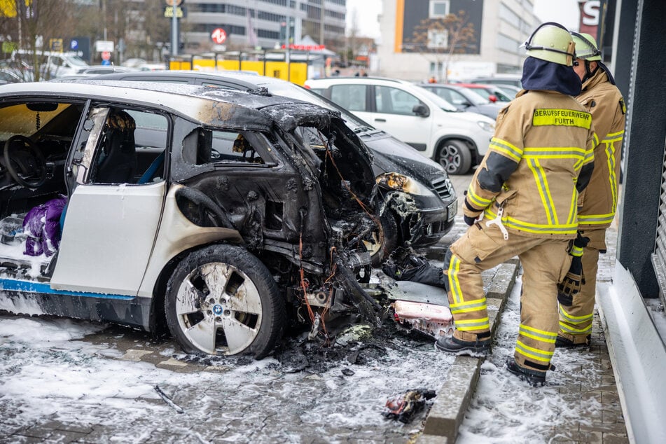 Elektro-BMW geht auf Parkplatz plötzlich in Flammen auf