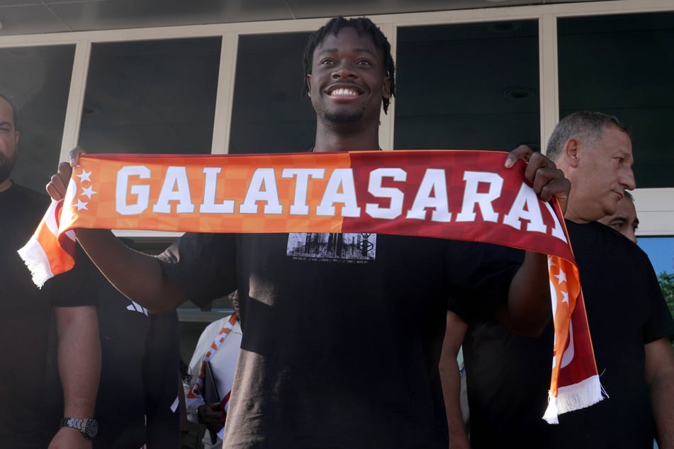 El Chadaille Bitshiabu (19) ist verspätet in Istanbul angekommen, wo er für Galatasaray auflaufen wird.