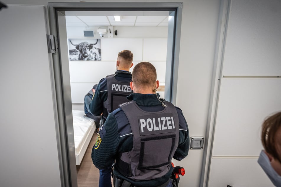 Polizeischüler kontrollieren eine Wohnung im Trainingszentrum.