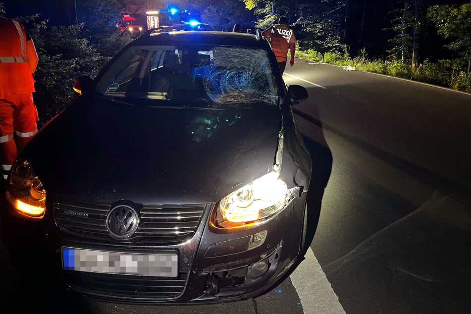 Durch die Wucht des Aufpralls wurde der 17-jährige Fußgänger an den linken Fahrbahnrand geschleudert.