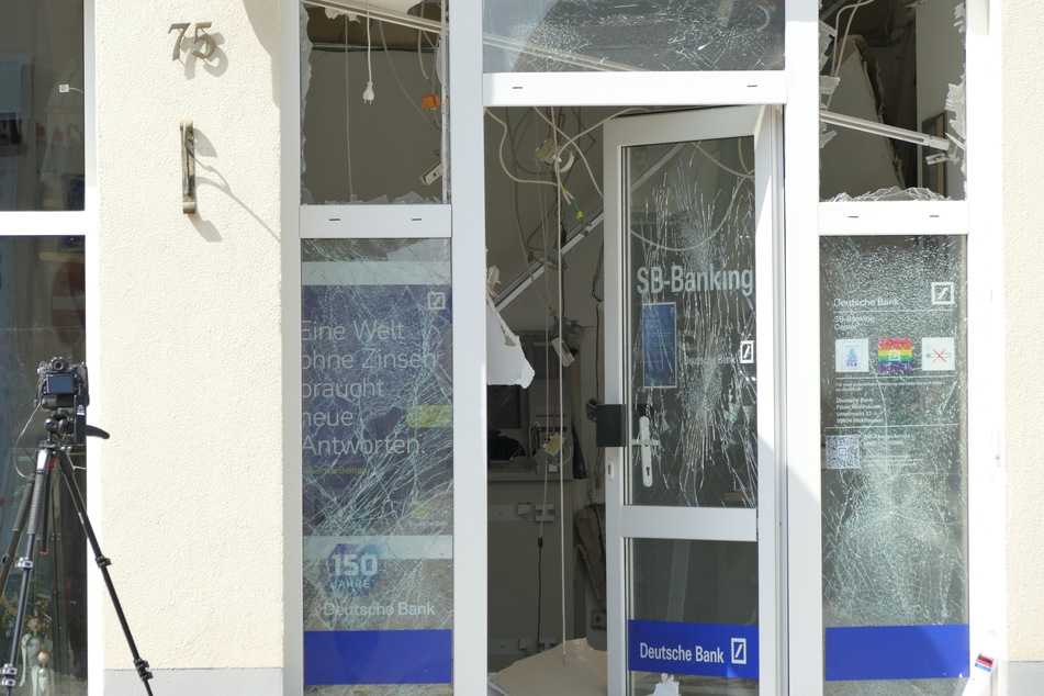 Eine Filiale der Deutschen Bank ist nach der Sprengung eines Geldautomaten vollkommen zerstört.
