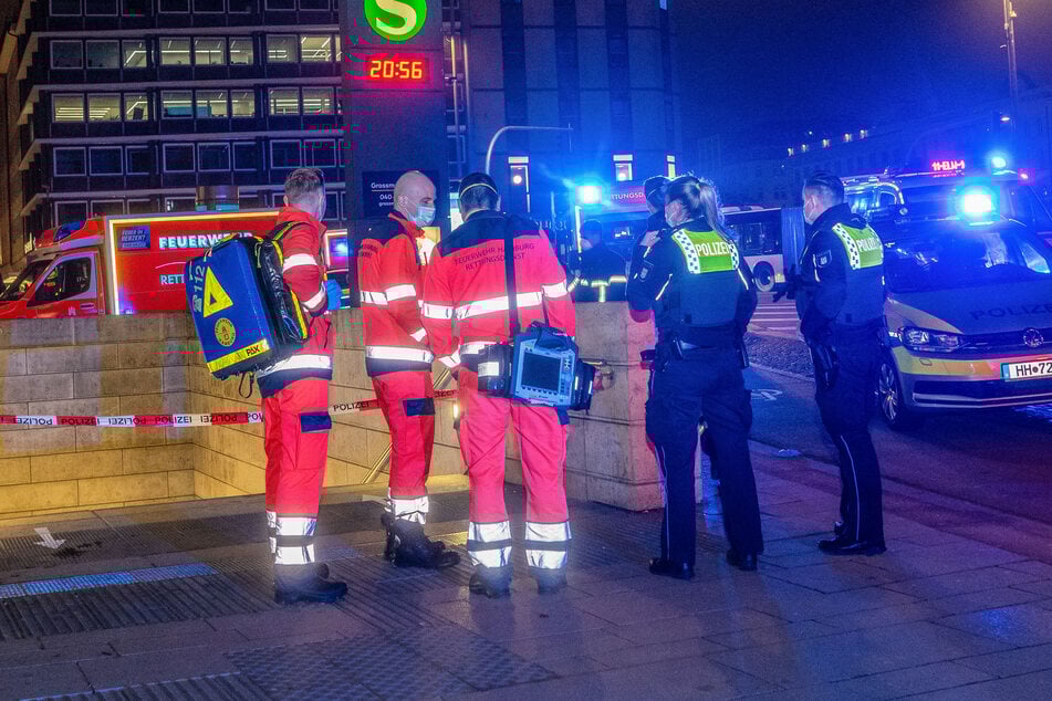 Einsatzkräfte stehen am Eingang der U-Bahnstation Jungfernstieg.
