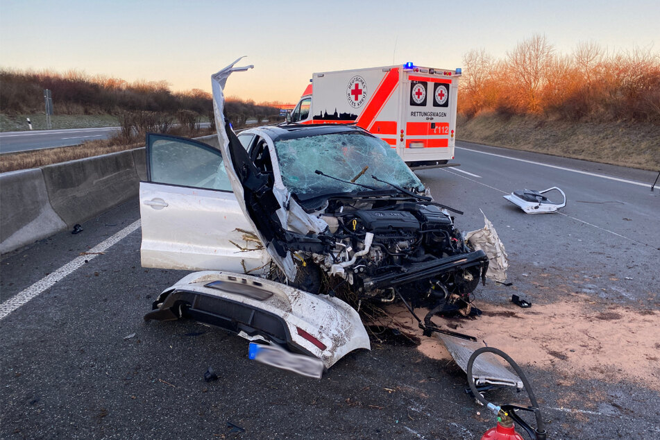 Unfall A4: Schwerer Unfall auf der A4: VW liegt zertrümmert auf der Fahrbahn