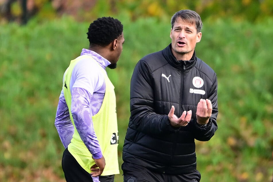 Das Verhältnis zwischen Trainer Alexander Blessin (52, r.) und Afolayan gilt als angespannt.