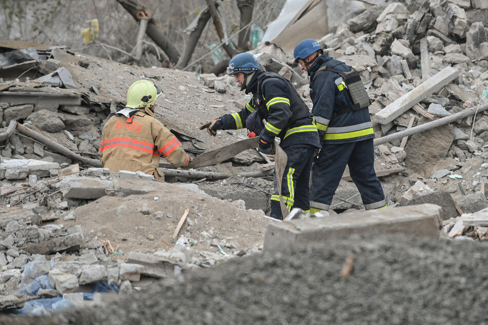 Saporischja: Such- und Rettungsmaßnahmen finden statt, nachdem ein zweistöckiges Haus zerstört wurde. Das Haus wurde nach Angaben der Ukraine von einer russischen Rakete getroffen. Hat der Krieg bald ein Ende?