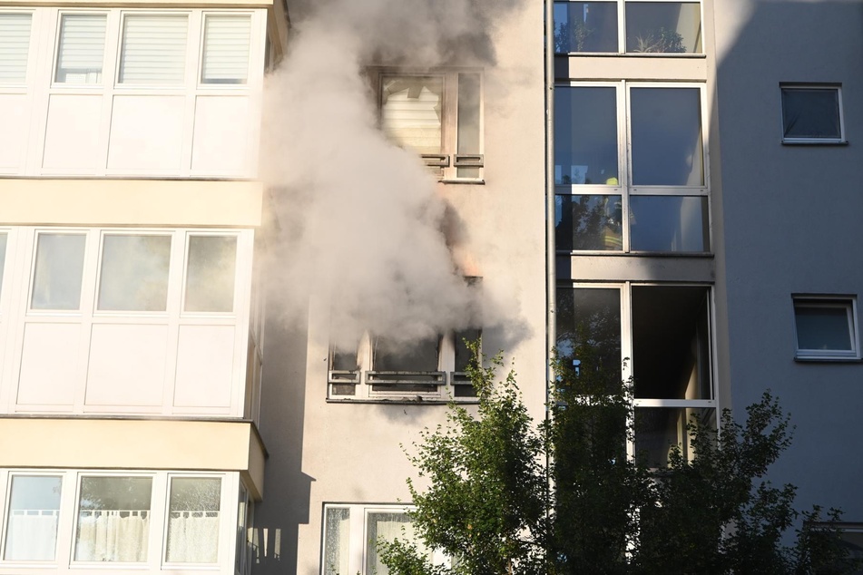Aus der brennenden Wohnung in Berlin-Lichtenberg steigt Rauch empor.