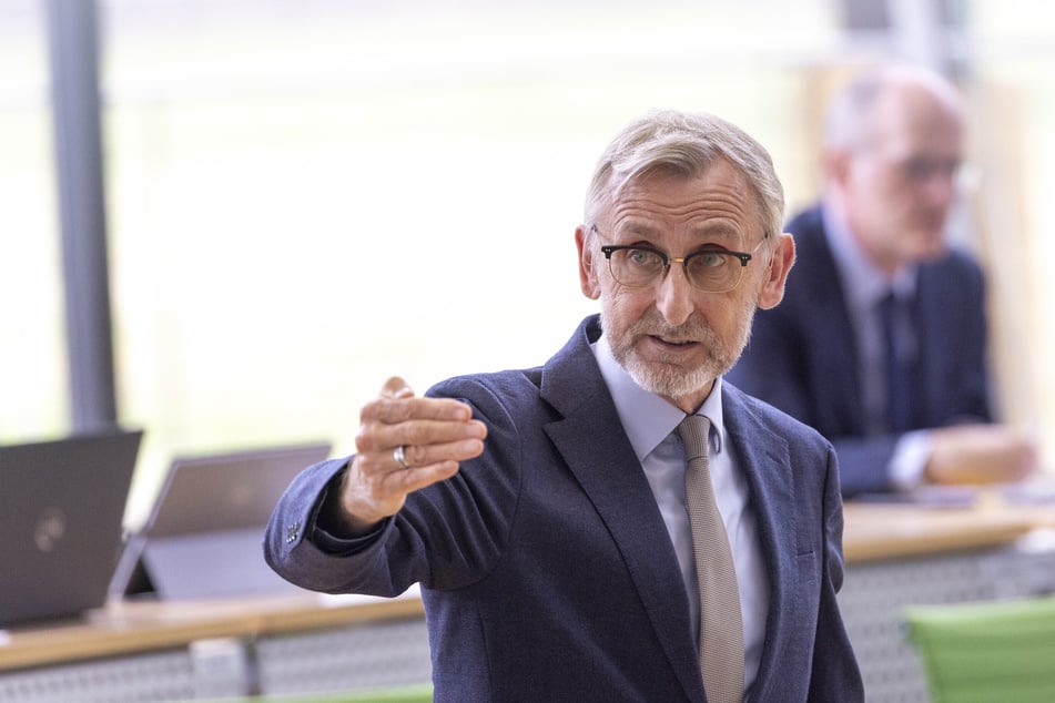 Sachsens Innenminister Armin Schuster gab (64, CDU) gab neue Details zu den Tätern bekannt.