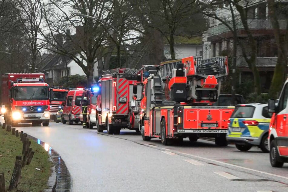 Die Feuerwehr ist in Hamburg-Alsterdorf im Großeinsatz. In einem privaten Schwimmbad ist Chlorgas ausgetreten.