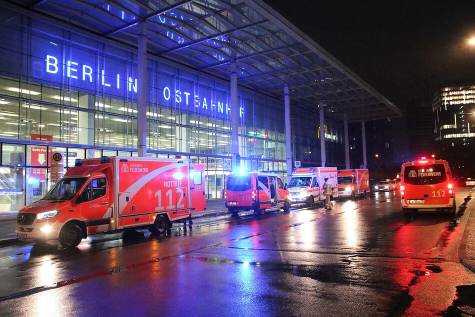 Am Berliner Ostbahnhof hat es eine Attacke auf zwei Mitarbeiter der Deutschen Bahn Sicherheit gegeben.