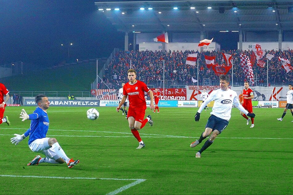 Der Ex-Chemnitzer Florian Hansch (rechts) überwand Torhüter Lucas Hiemann (l.) zum 0:1.