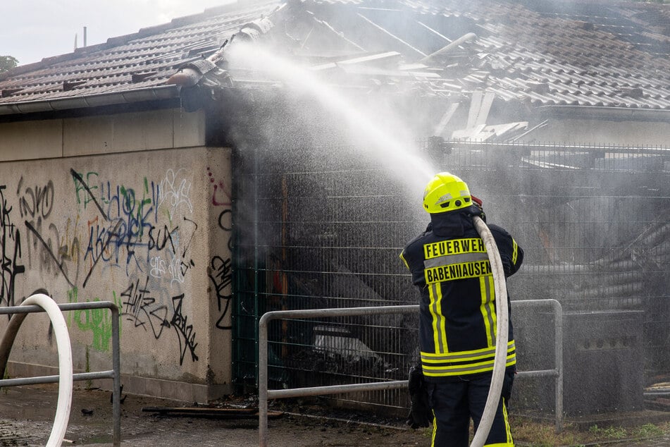 Im Babenhausener Ostring brach am Mittwochnachmittag Feuer aus. Die Feuerwehr hatte es bei der Anfahrt nicht weit.