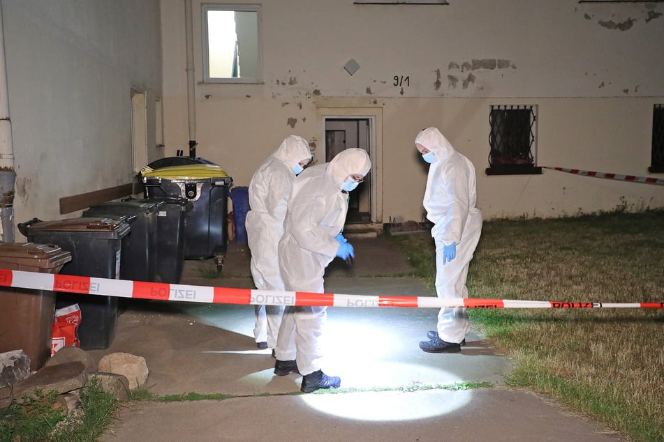 Die Mordkommission sucht Spuren vor dem Wohnhaus des Mordopfers.