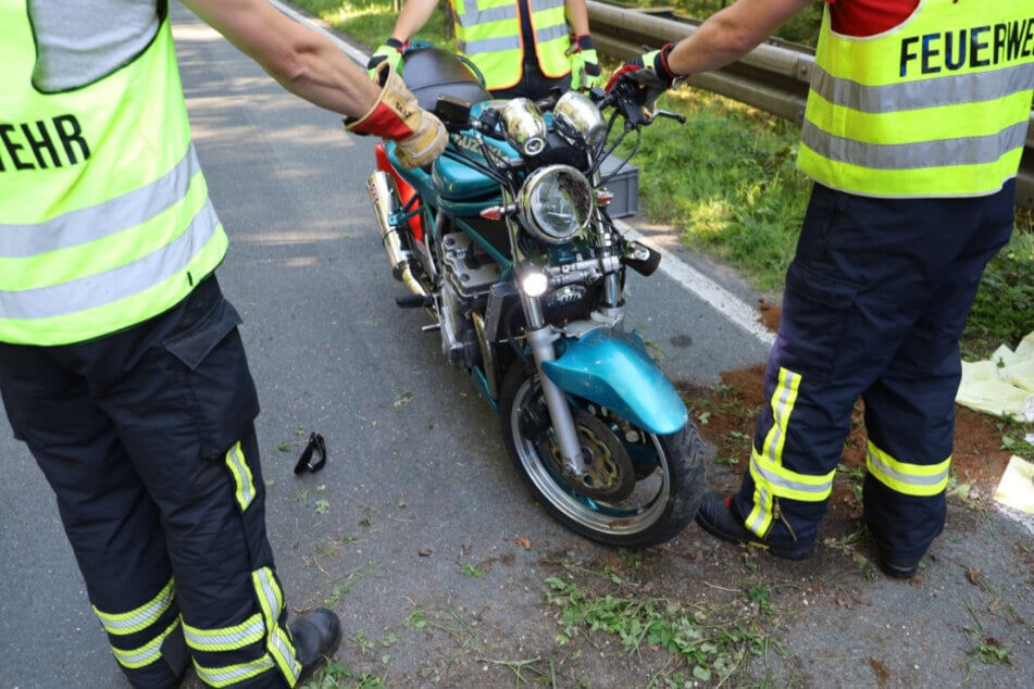 Das Motorrad wurde mit Hilfe von Schaufeln von der Straße gehoben.