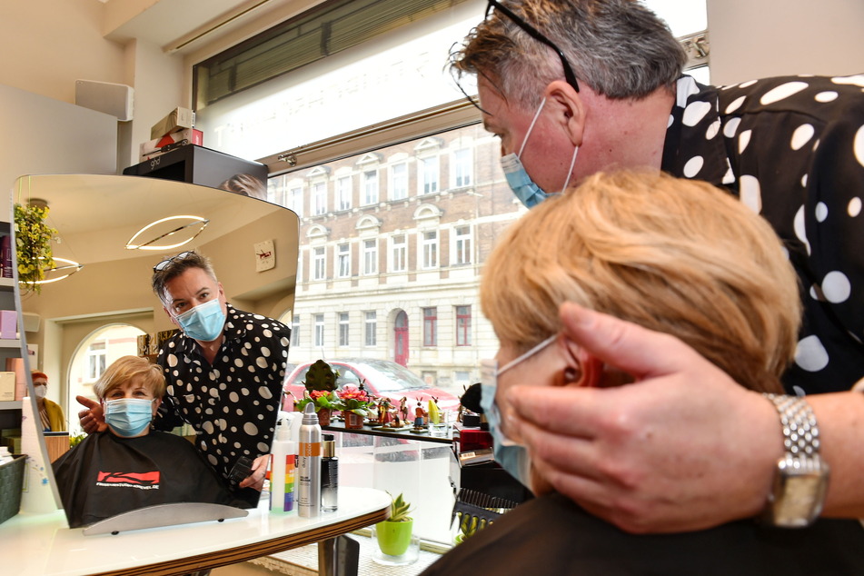 Friseur Holger Knievel (55) kann in seinem Salon wieder Kunden verschönern.