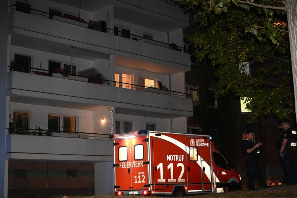 Rettungskräfte brachten die 23-Jährige in ein Krankenhaus.