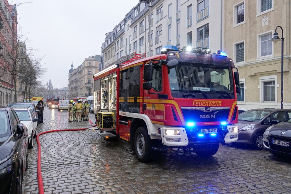 Die Feuerwehr war mit mehreren Einsatzfahrzeugen vor Ort. Der Rettungsdienst musste sich um sechs Personen kümmern.