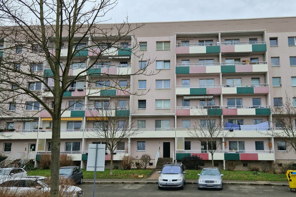 In diesem Plattenbau in Grünau wohnte die Frau.