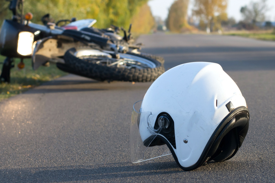 Innerhalb von nur wenigen Stunden verunfallten zwei Motorradfahrer an genau der gleichen Stelle. (Symbolbild)