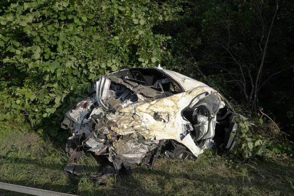 Im August 2020 kam ein Mercedes-Fahrer (30) von der A4 ab und landete im Straßengraben. Gegen den Fahrer wird aktuell wegen fahrlässiger Tötung ermittelt.