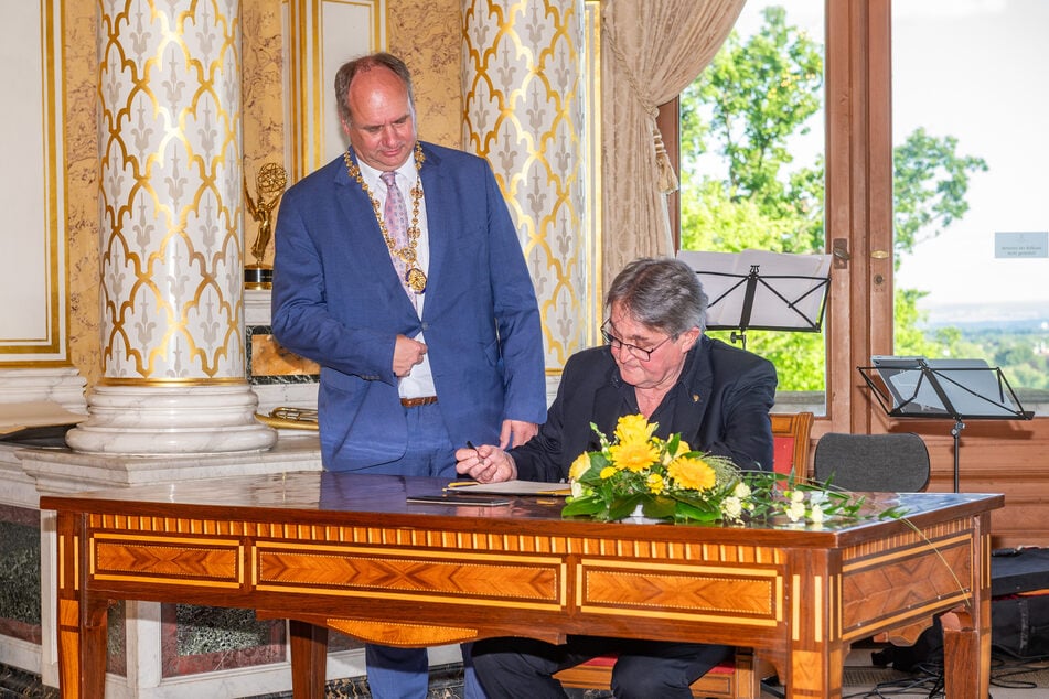 Kunstpreisträger Matthias Creutziger (74, r.) trägt sich neben OB Dirk Hilbert (54, FDP) ins Goldene Buch der Stadt Dresden ein.