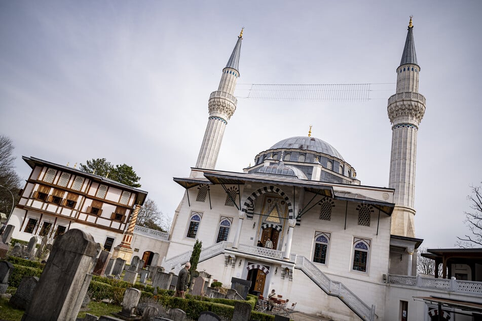 Vor der Sehitlik Moschee in Berlin-Neukölln demonstrieren sie für Begräbnismöglichkeiten für Muslime in jedem Berliner Bezirk.