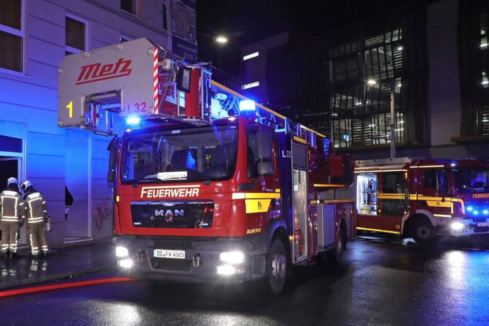 Ein brennendes Sofa führte zu einem Großeinsatz auf der Bautzner Straße.