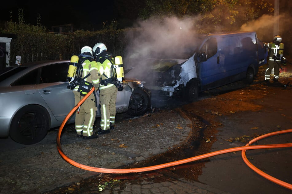 Dresden: Brand in Gruna: Feuerwehr muss Fahrzeuge löschen