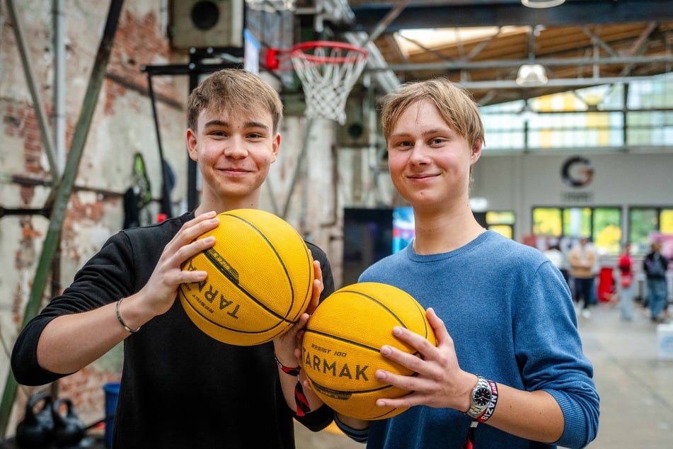 Henry (16, l.) und Ben (17) interessieren sich für Sportangebote in Chemnitz.