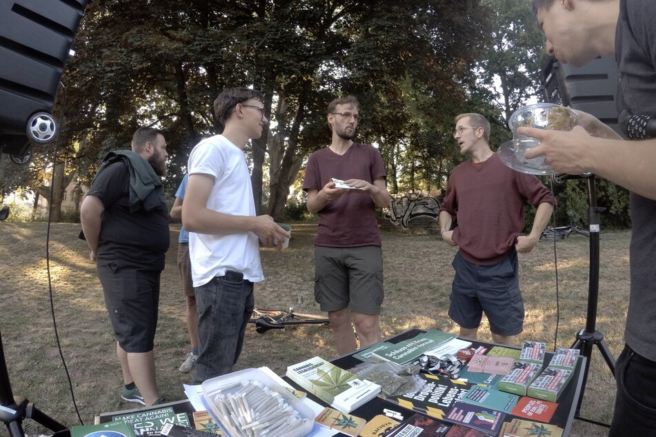 Wie hier 2019 im Marie-Luise-Pleißner-Park will die Chemnitzer Linke um Bundestagskandidat Tim Detzner (42, Mitte) kommende Woche Joints für die Legalisierung drehen.