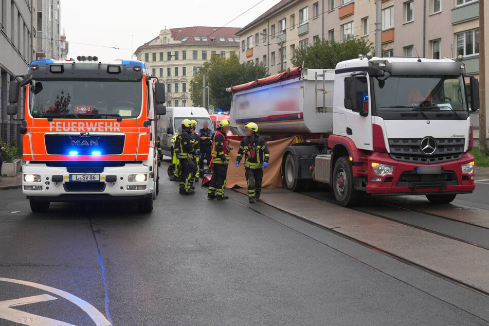 Tödlicher Unfall in Leipzig: Lastwagen überrollt junge Radfahrerin