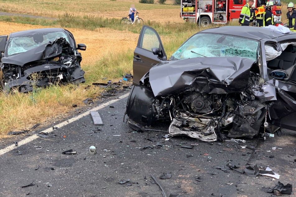 Der Ford (l.) und der BMW (r.) waren in einer Kurve frontal zusammengestoßen. Die 18-jährige Fahrerin des BMW musste daraufhin aus ihrem Wagen geschnitten werden.