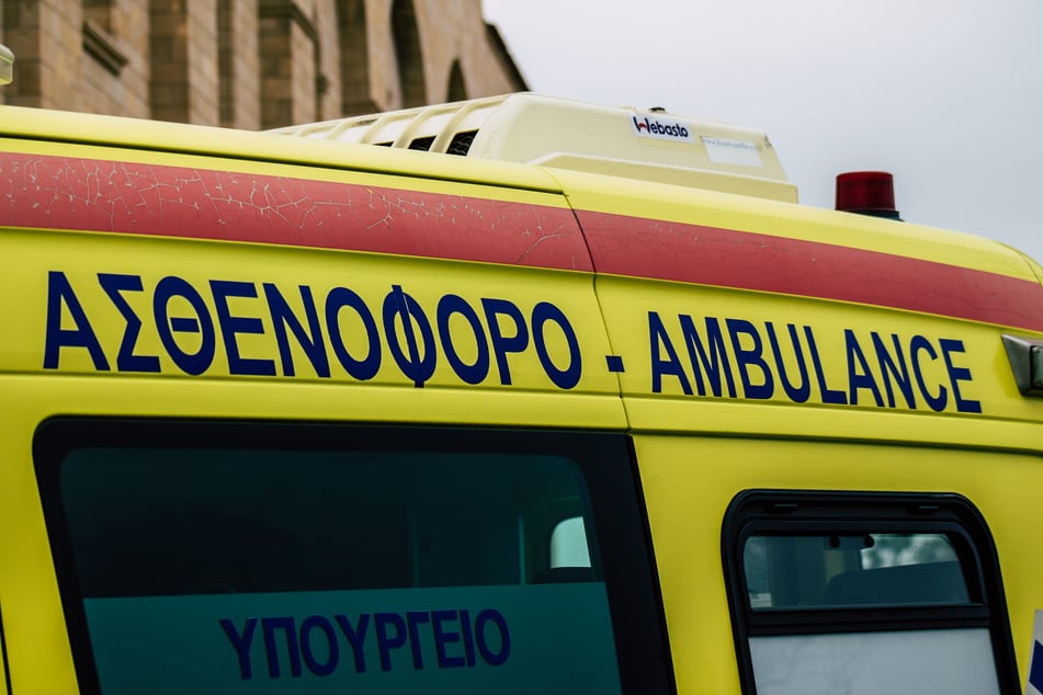Rettungskräfte brachten den Jungen umgehend ins Krankenhaus, doch die Ärzte konnten ihn nicht mehr retten. (Symbolbild)
