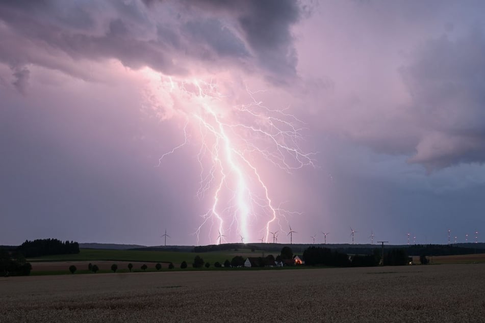 Neben der Sommerhitze müssen sich Baden-Württemberger auch auf teils schwere Gewitter einstellen.