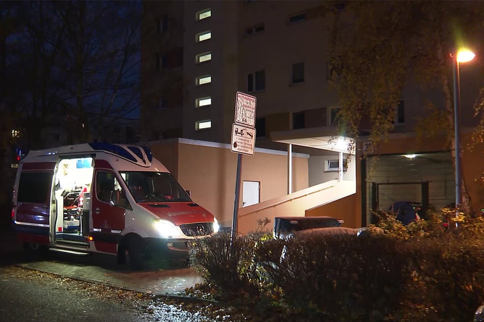 In Rostock ist ein Mann am gestrigen Dienstag mit einem Baby aus dem Fenster eines Hochhauses gesprungen.