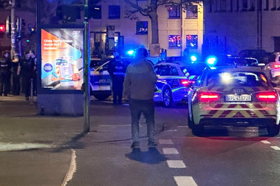 Mehrere Streifenwagen waren vor Ort: In der Altstadt von Mainz kam es am späten Samstagabend zu einer Schlägerei!