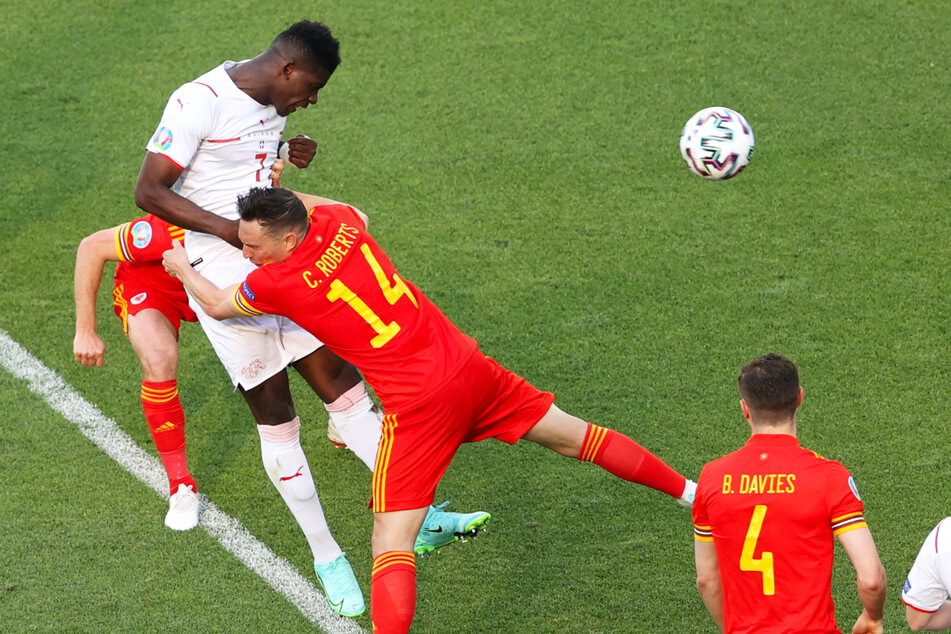 Da kann Connor Roberts (2.v.r.) ziehen und zerren, wie er will! Breel Embolo (2.v.l.) steht stabil in der Luft und köpft aus fünf Metern zum 1:0 für die Schweiz ein.