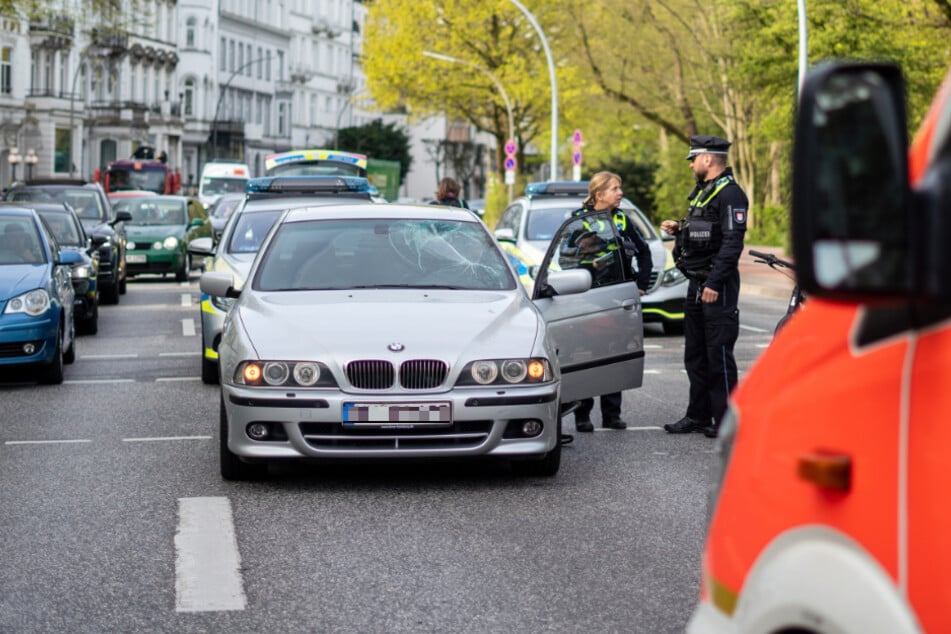 In der Hamburger Innenstadt ist am Donnerstagmorgen eine Fahrradfahrerin von einem Auto erfasst und schwer verletzt worden.