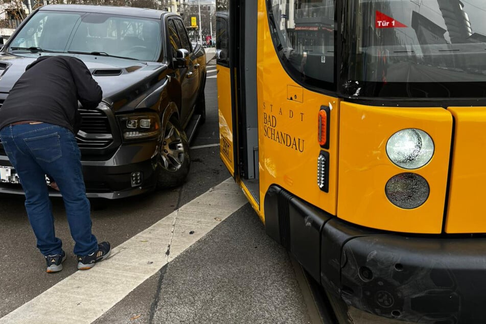 Crash an Schwimmhalle in Dresden: Pick-up donnert gegen Straßenbahn!