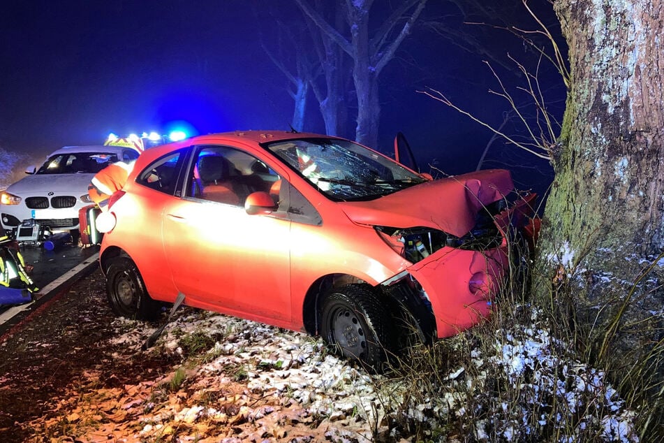 Die beiden jungen Insassinnen (19, 20) des Ford erlitten bei dem Frontalcrash schwere Verletzungen.