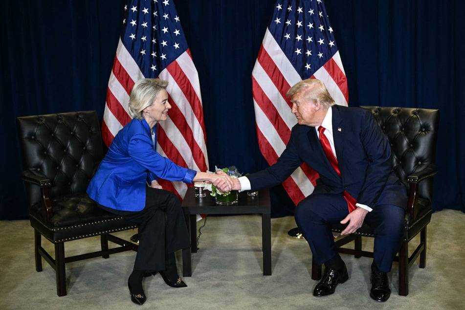 EU states have given their final approval to a tariff deal with the US struck by Ursula von der Leyen (l.) and Donald Trump last summer.