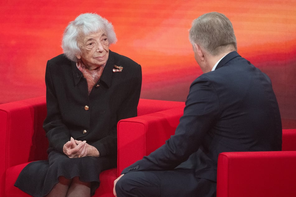 Die Holocaust-Überlebende Margot Friedländer (102) spricht bei der "Ein Herz für Kinder"-Gala mit Moderator Johannes B. Kerner (59).