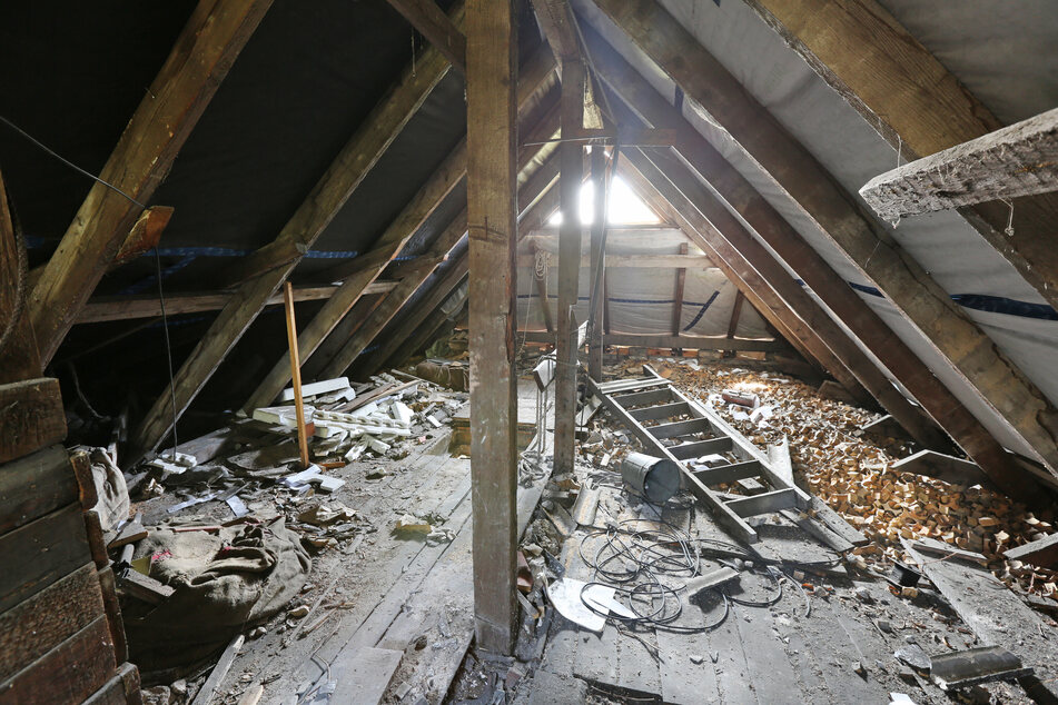Eine Familie in England betrat zum ersten Mal den Dachboden des Hauses, in dem sie erst seit kurzer Zeit lebt, und machte dort einen erstaunlichen Fund. (Symbolbild)