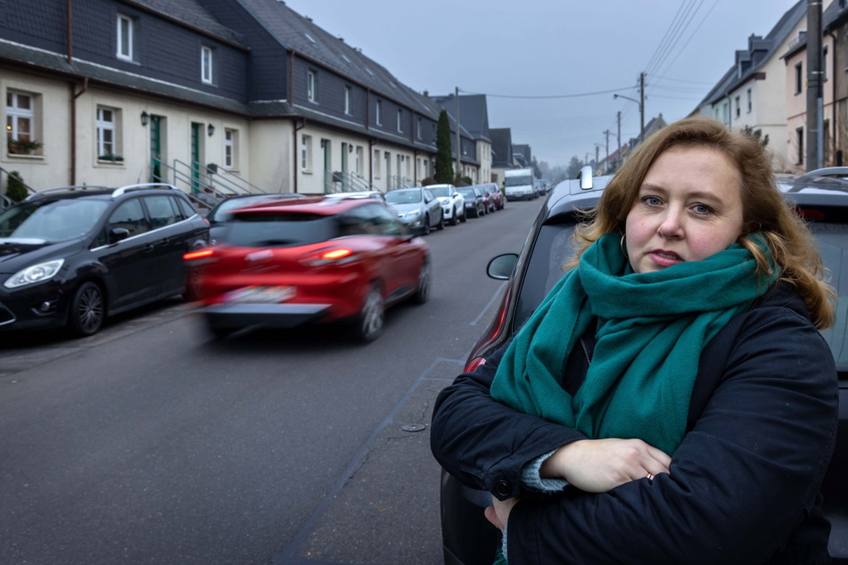Anwohner der Stelzendorfer Straße in Chemnitz beschweren sich über den Verkehr. Ratsfrau Solveig Kempe (41, CDU) sucht nach einem Ausweg.