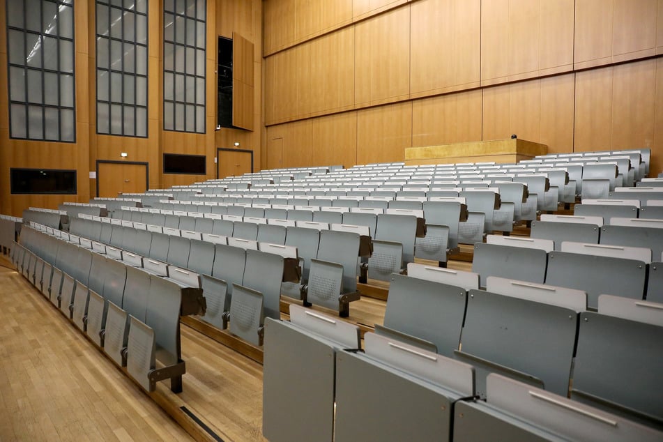 Die Sitze im Hörsaal der Universität Köln waren im Frühjahr noch leer. Das hat sich teilweise geändert.