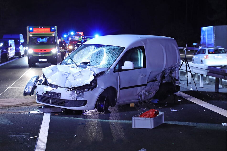 Der VW kollidierte erst mit der Mittelleitplanke und dann mit dem Lkw.