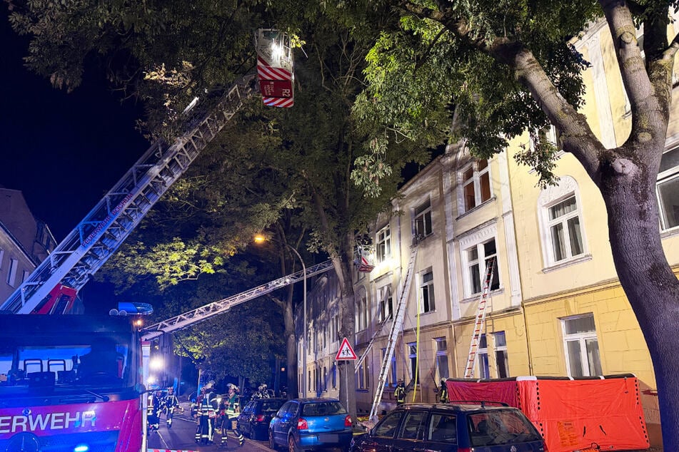 Feuerwehrleute konnten mehrere Menschen retten, doch für drei kam jede Hilfe zu spät.