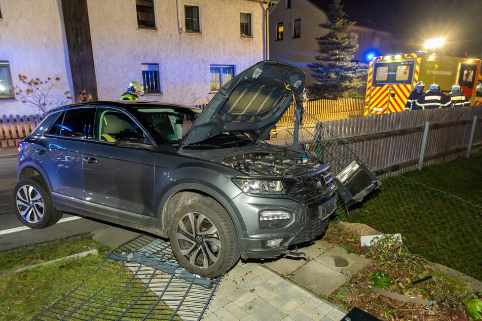 Das parkende Auto wurde durch den Zusammenstoß in ein Grundstück geschoben.