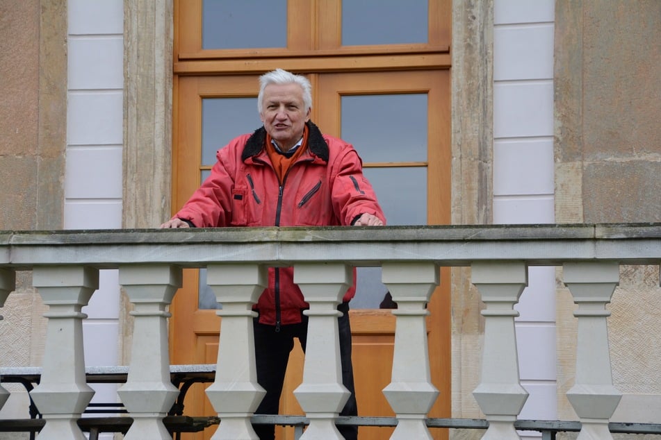 Dem Baustopp vorausgegangen war ein Eilantrag von Manfred Kolbe, Schlossherr in Störmthal und ehemaliger Justizminister des Freistaats.