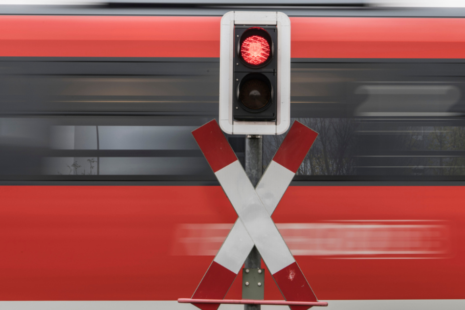 An einem unbeschrankten Bahnübergang in Bayern ist es zu einem Unfall gekommen. (Symbolbild)